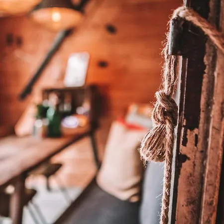 Crash'nstay - The Silo Chalet Sprang